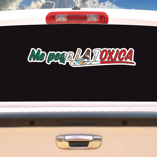 X Graphics Signs & Printing – Großhandel Aufkleber – Aufkleber „Me Pega la toxica“, für Autofenster, Vinyl, Mexiko, Trucking Sticker, Freundin, Trucks, Trokiando, Freund auf der Suche nach Toxic, Lustig