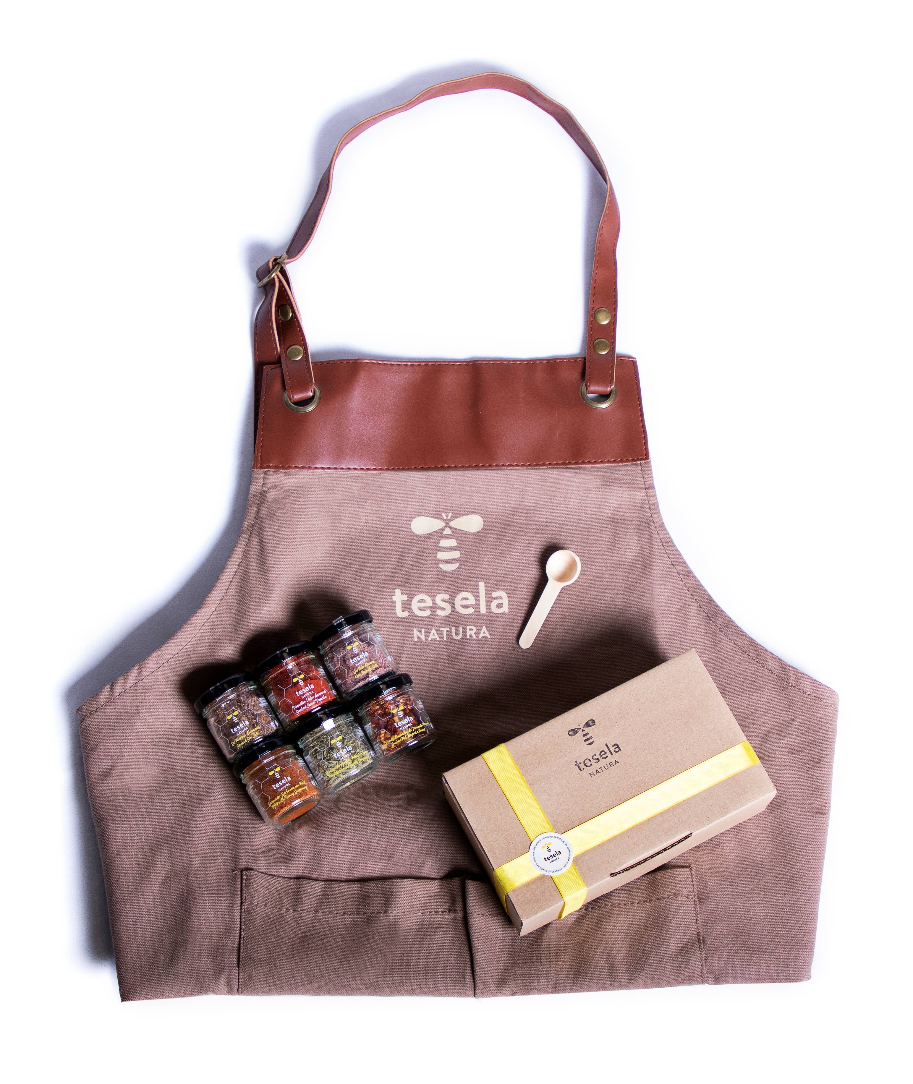 TESELA NATURA, S.L. – wholesale Matpresentkorg – TESELA Salt- och kryddset med förkläde6