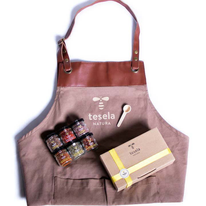 TESELA NATURA, S.L. – wholesale Matpresentkorg – TESELA Salt- och kryddset med förkläde6