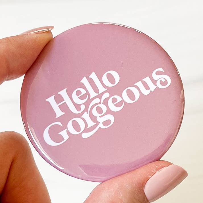 Hello Gorgeous Pins, magneti, portachiavi per la vendita all'ingrosso da parte di Madeline Vy And Company