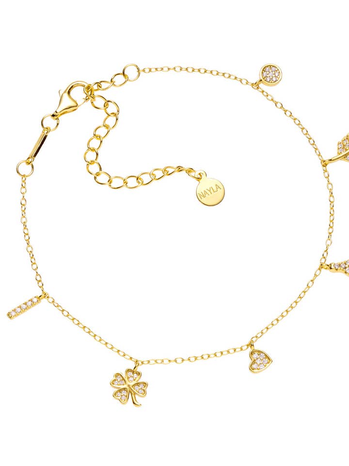 Bracelet tendance avec pendentif Lucky Charm et diamants cubiques pour la vente par Nayla Jewelry