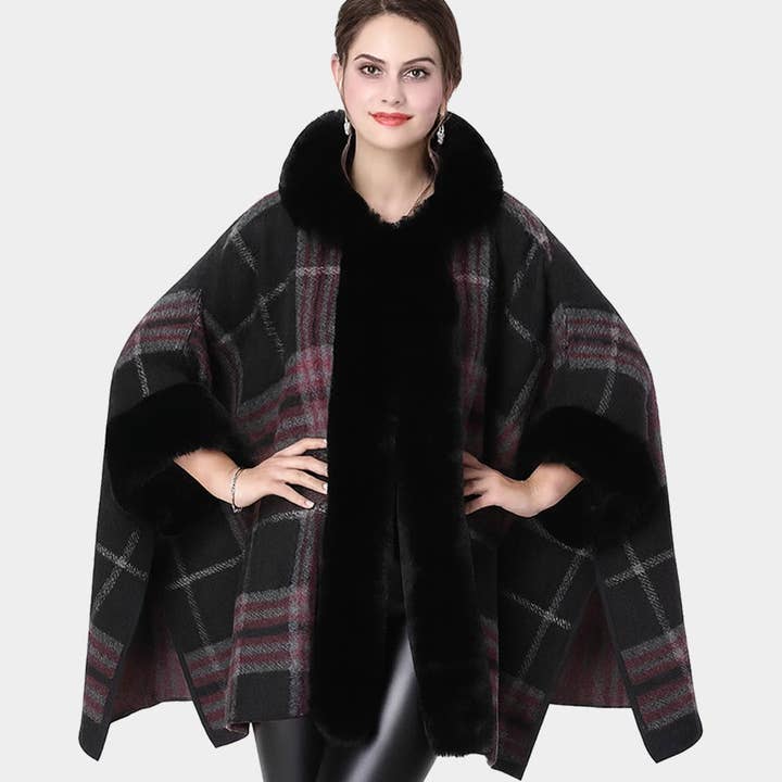 Poncho Manteau Cape à Carreaux avec Bordure en Fausse Fourrure pour la vente par Madeline Love