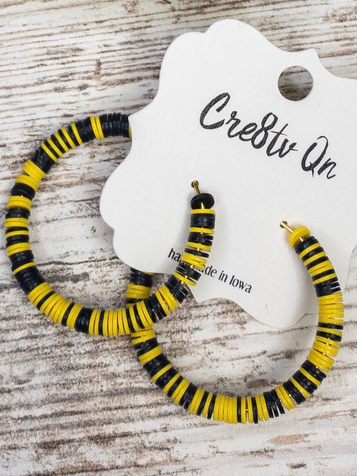 Boucles d'oreilles créoles perlées en vinyle recyclé pour la vente par Cre8tv Qn