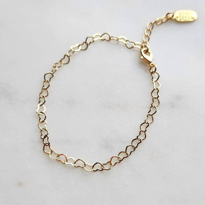 Bracelet Chaîne à Maillons Cœur en Or Délicat pour la vente par Edgy Petal Jewelry