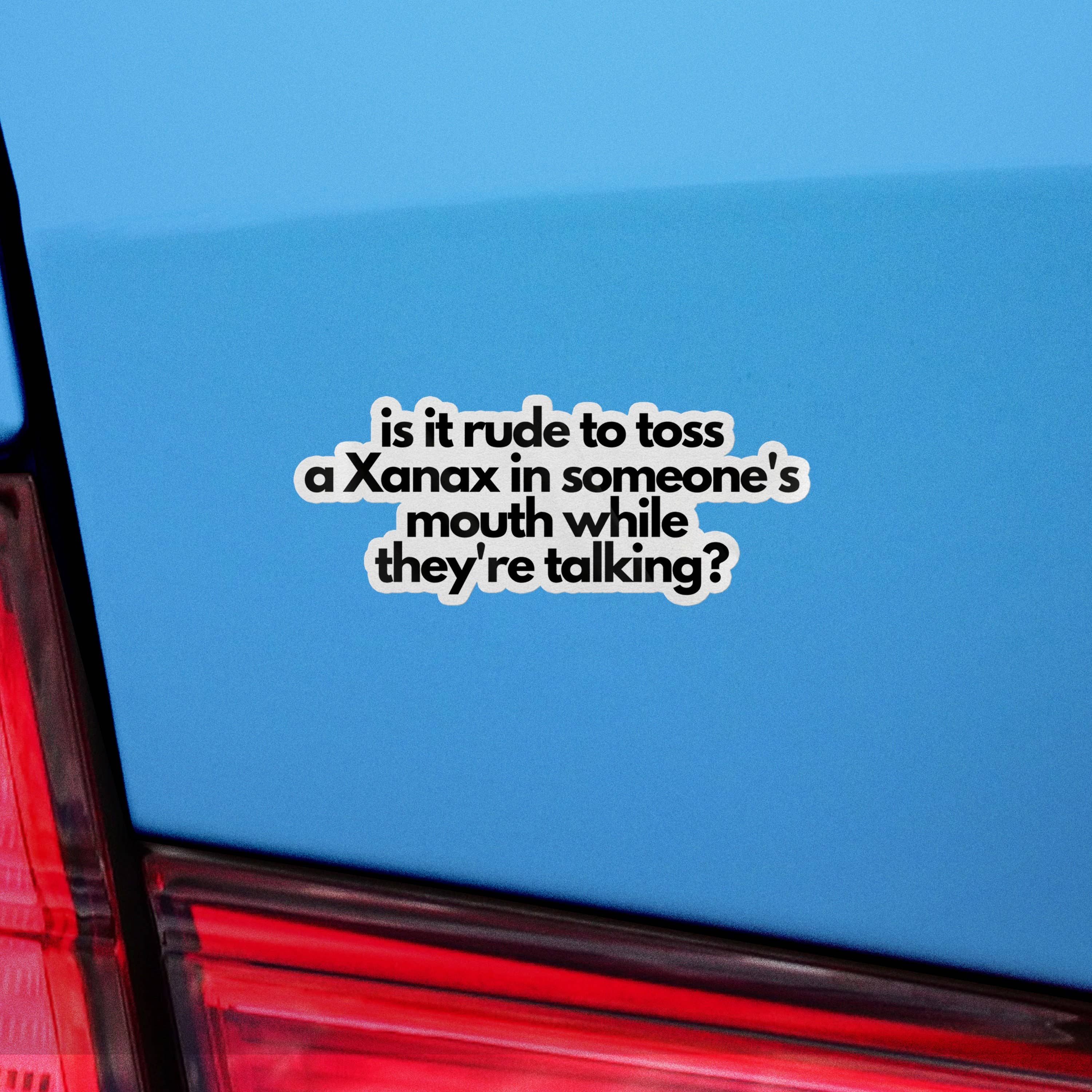 Sticker Bull - Venta al por mayor Pegatina - Pegatina con texto en inglés «Is It Rude To Toss A Xanax In Someone's Mouth», pegatinas de vinilo, pegatinas de memes, pegatinas divertidas, pegatinas para parachoques7