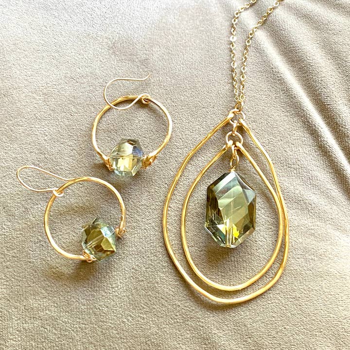 Set di collana e orecchini a cerchio doppio martellato in oro per la vendita all'ingrosso da parte di Marble Designs Jewelry