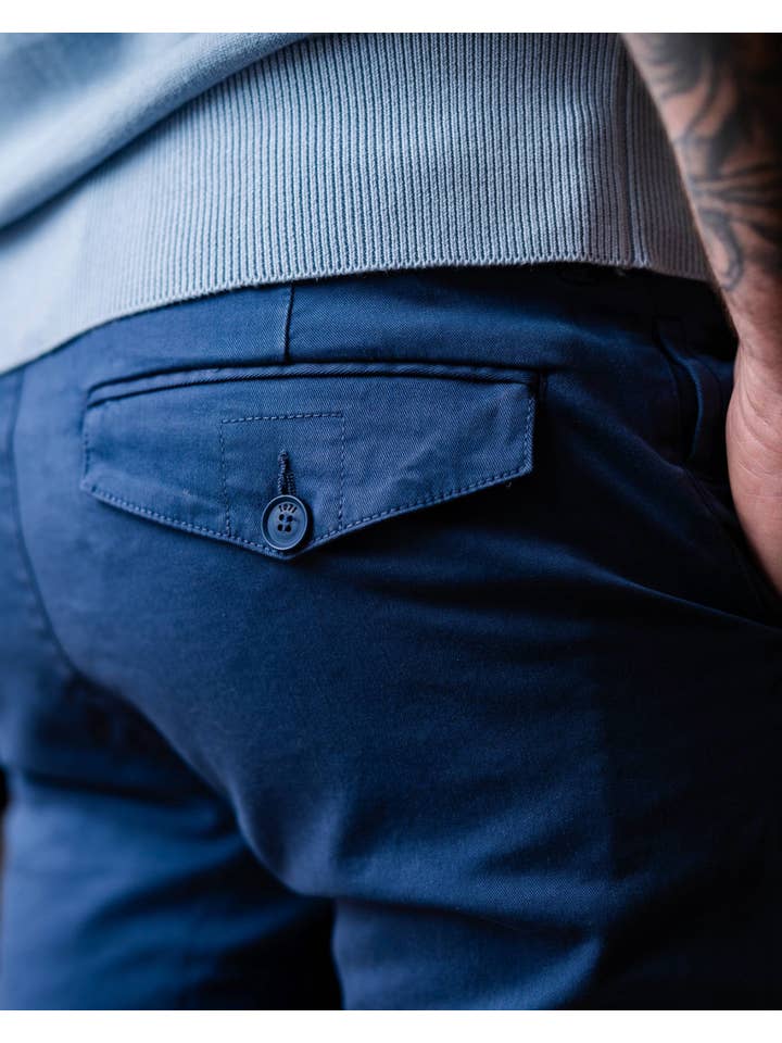 kneuzing Dave blauwe chino voor groothandel op Faire3