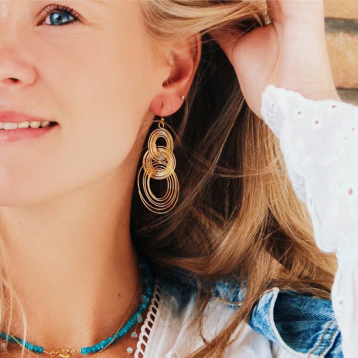 Bazou – Engroshandel Hoops – Statement-øreringe i rustfrit stål med snoede ringe – guld1