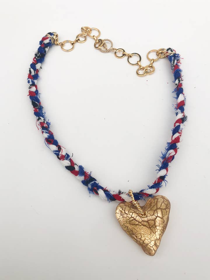 Collier en forme de cœur rouge/blanc/bleu avec feuilles d'or pour la vente par Chic’d Out