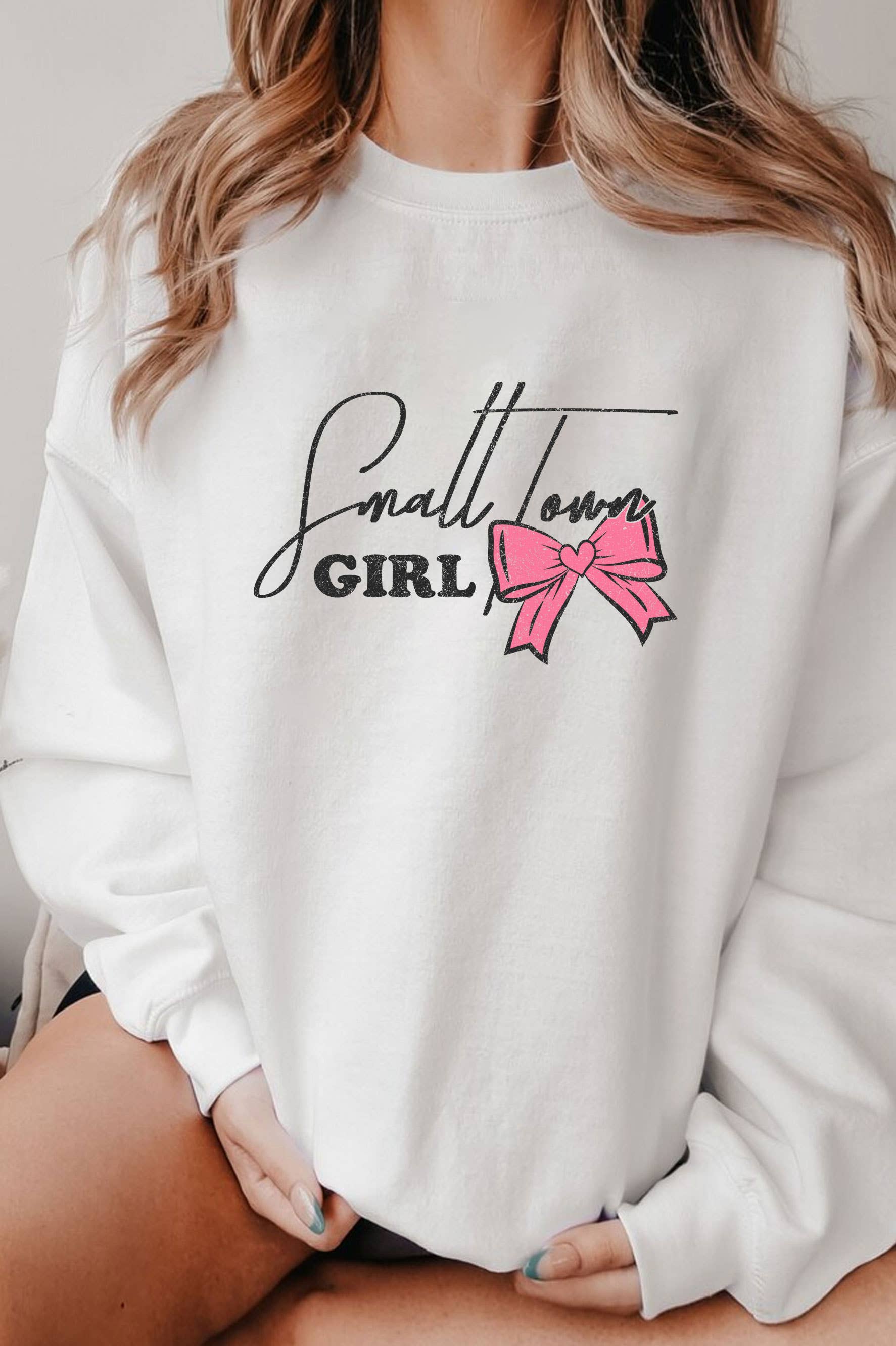 Rustee Clothing – Engroshandel Grafisk Sweatshirt - Dame – SMALL TOWN GIRL RIBBON BOW MINERAL BRUSHED SWEATSHIRTS2