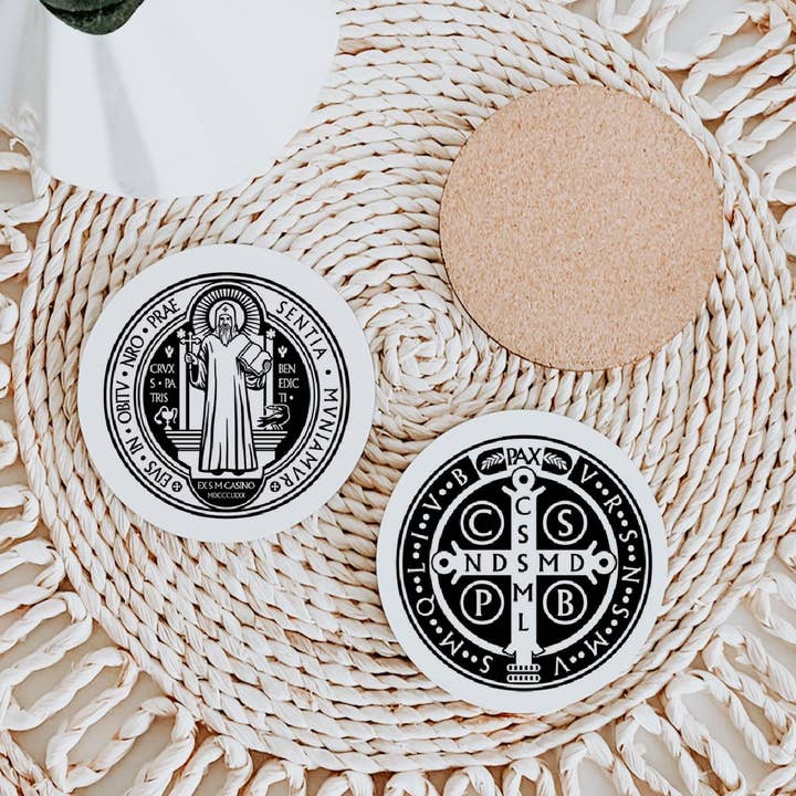 Keramische ronde achtbaan met Sint-Benedictmedaille voor wholesale door Crows Nest Atelier, LLC