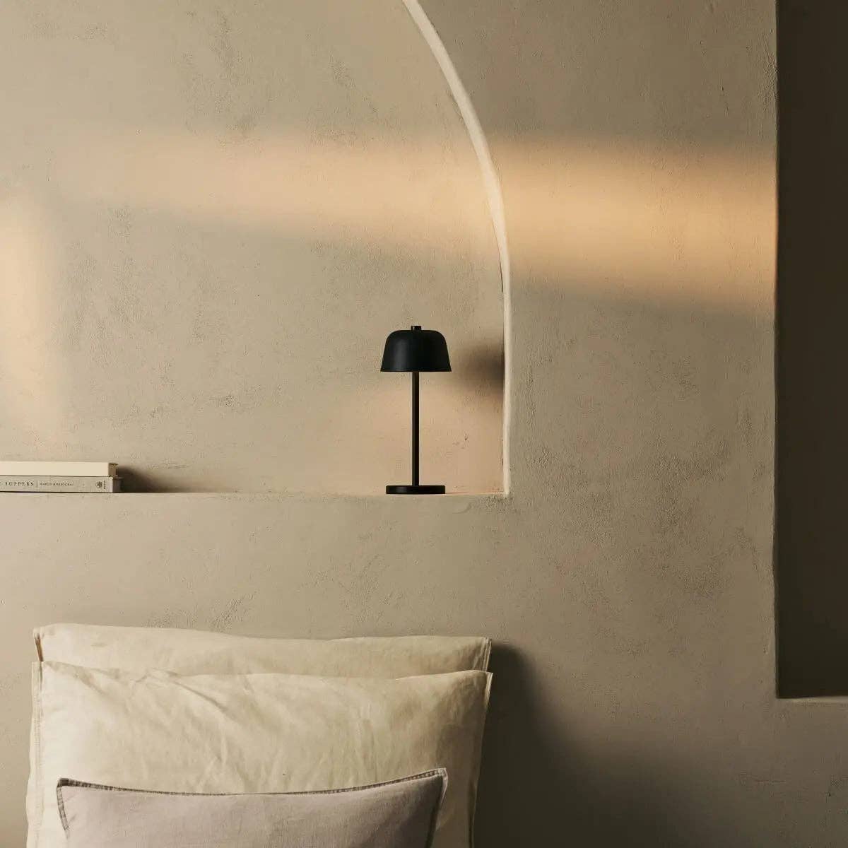 Tavellio - Wholesale Accent/Desk Lamp - Anton Black Rechargeable Table Lamp | Stylish & Cordless Lighting5