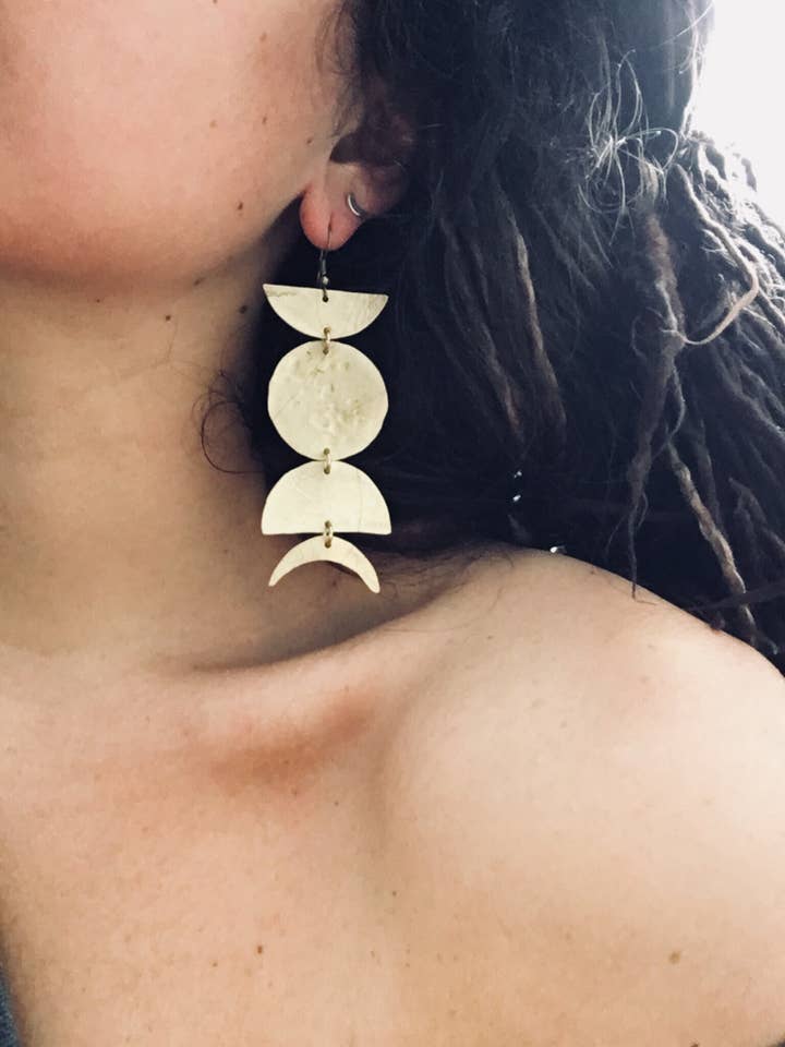 Stora partiella månfasörhängen för wholesale av Weaving Winds