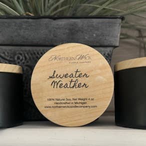 Sweater Weather - 100% Soja Kaars, 4 oz Zwart blik voor wholesale door Northern Wick Candle Company