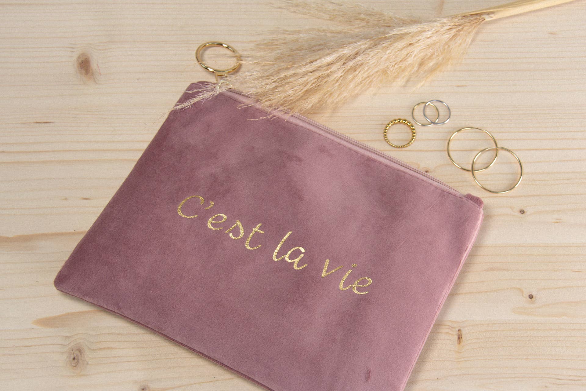 Herzilein-Wien GmbH - Venta al por mayor Bolsa para maquillaje - Bolso de mano 'Good things take time' de terciopelo1