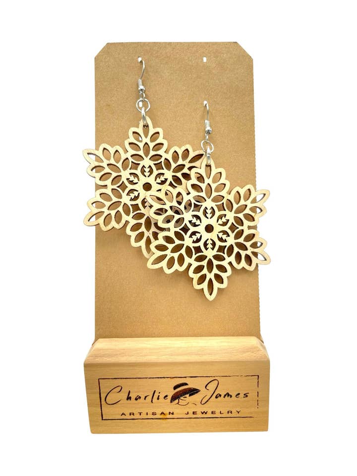 Pendientes con forma de copo de nieve, pendientes colgantes con forma de copo de nieve, pendientes navideños, pendientes navideños, pendientes de flores, joyas con copos de nieve, western, boho para venta al por mayor de Charlie James Artisan Boutique