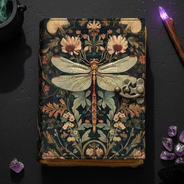 Journal en cuir avec libellule et serrure Grimoire vintage fait main pour la vente par MNM HANDICRAFTS