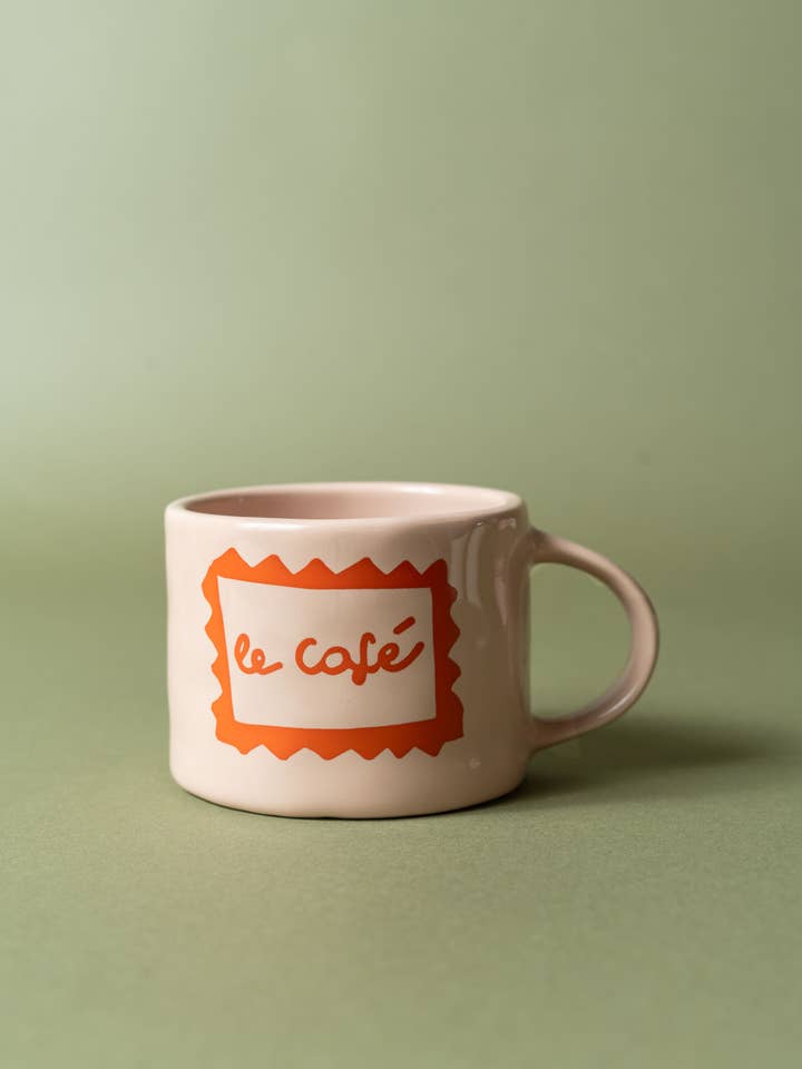 Taza artesanal Sisi 2,5 dl con asa, decorada con letrero «Le Cafè» para venta al por mayor de Sisi, house of style BV