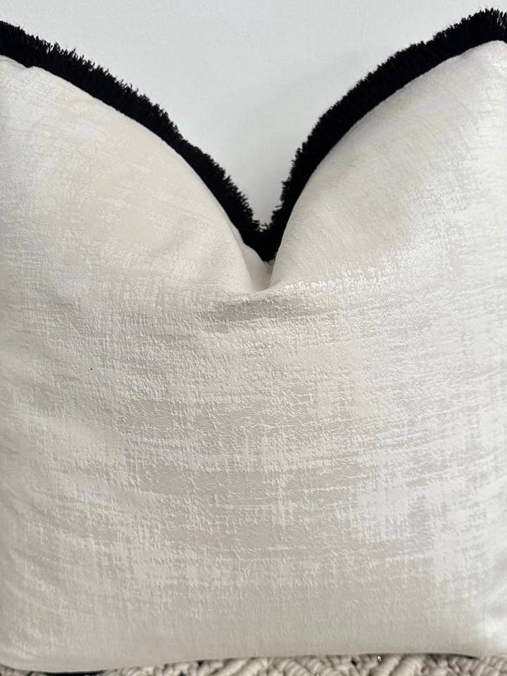 Le Dolce en ivoire à franges frangées en noir - Style n° 133 pour la vente par The Couture Cushion