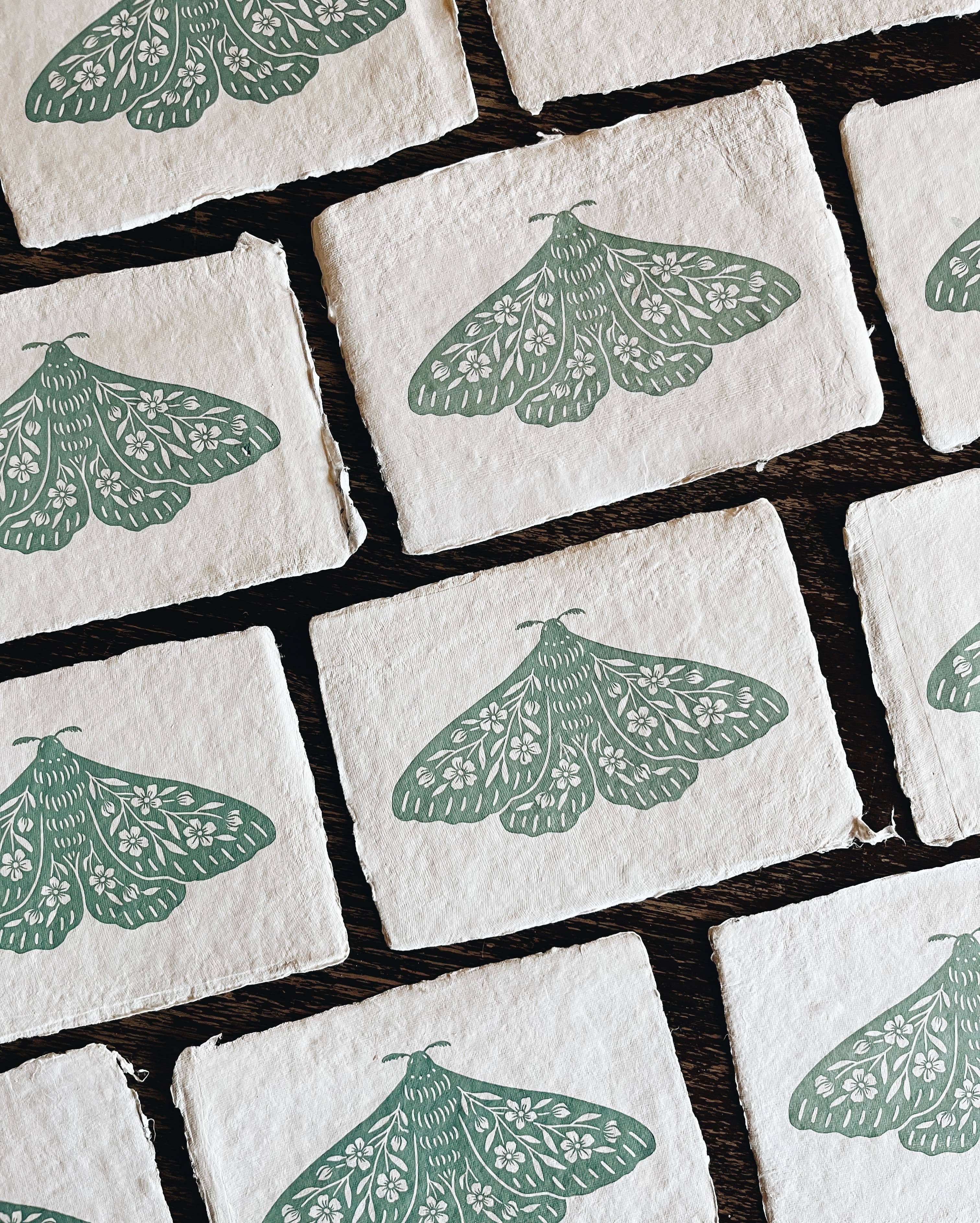 Flora West Design - Venta al por mayor Ilustración - Estampa de polilla floral verde espuma de mar 5x7 en papel hecho a mano3