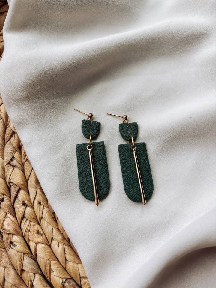 Boucles d'oreilles vertes minimalistes avec barres dorées, boucles d'oreilles d'automne pour la vente par Placed by Grace