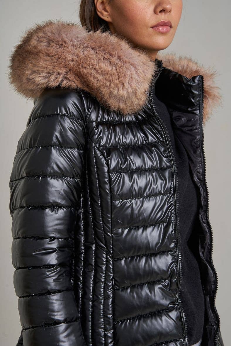 Attrait Paris – Großhandel Pufferjacke – Damen – Metallic lange Steppjacke mit Fell am Kapuzenrand5