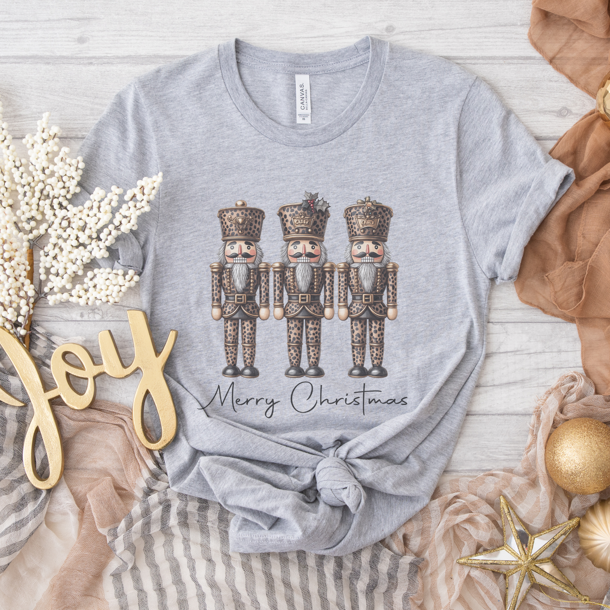 Trendznmore - Modern Graphic Apparel - Venta al por mayor Camiseta estampada - Mujer - Camiseta Leopard Nutcracker Merry Christmas3