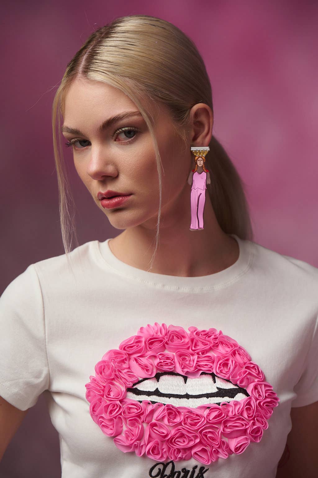 Funk Da Queen - Wholesale Knopjes/oorstekers - Karyatida – Roze plexiglas oorbellen met modern kariatide ontwerp0