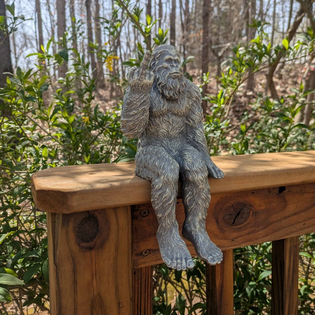 John Bernard & Company – wholesale Dekorativ statyett – Bigfoot 'Den Oartiga' Sasquatch-staty 10 tum H Hyllsittare10