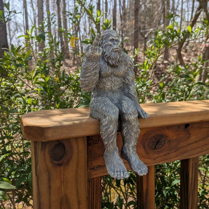 John Bernard & Company – wholesale Dekorativ statyett – Bigfoot 'Den Oartiga' Sasquatch-staty 10 tum H Hyllsittare10