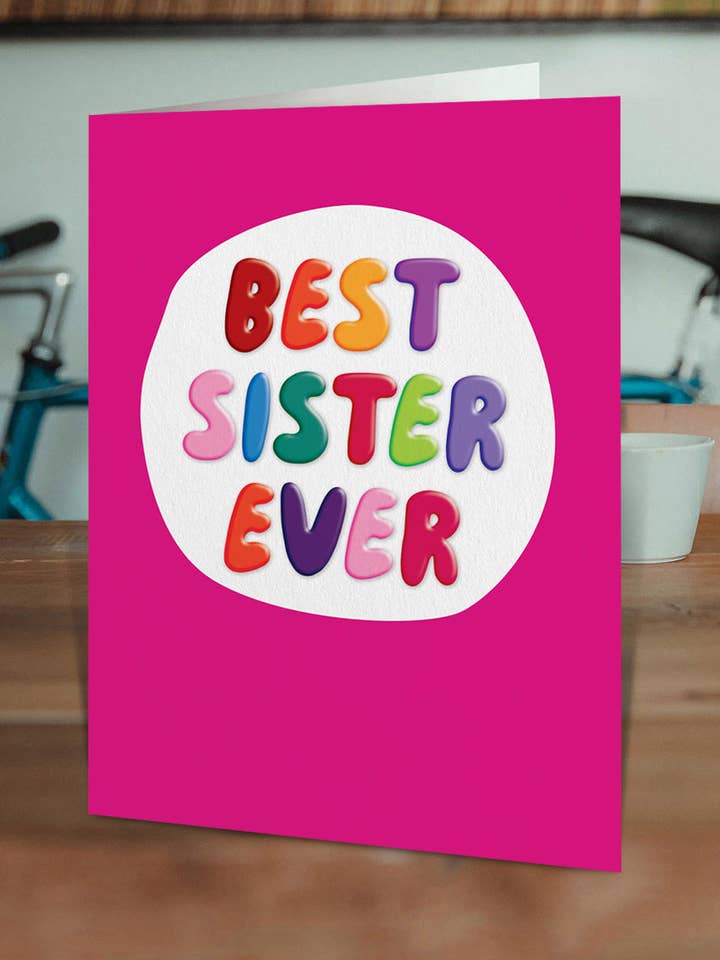 Divertente biglietto di auguri con scritta in rilievo «Best Sister Ever» per la vendita all'ingrosso da parte di Brainbox Candy