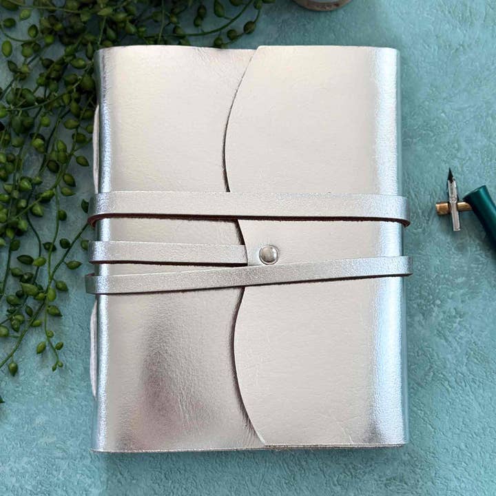A5 handgemaakt lederen notitieboek in zilver (gelinieerd of blanco) voor wholesale door The Natural Paper Company