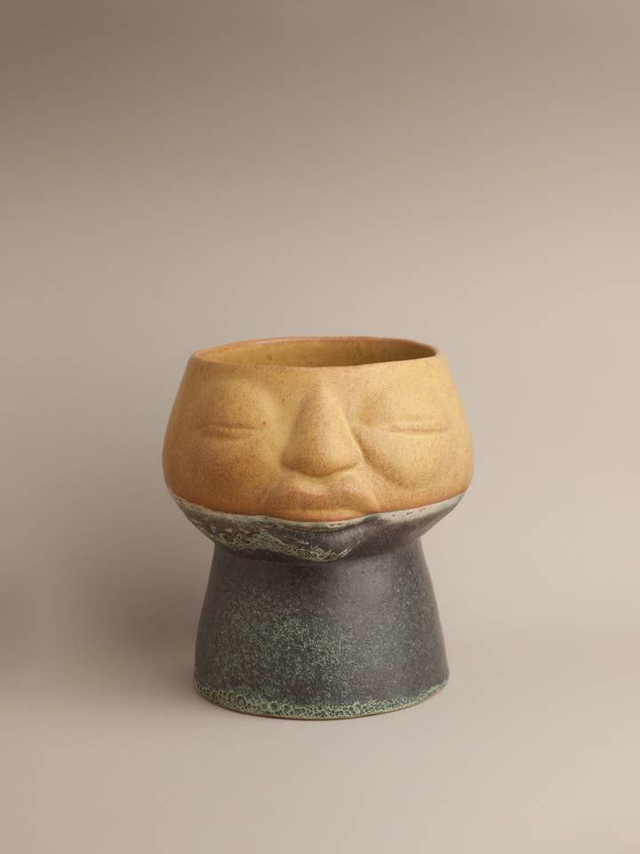 Naruna keramikvase med kvindefigur for engroshandel hos Namira Cerâmica