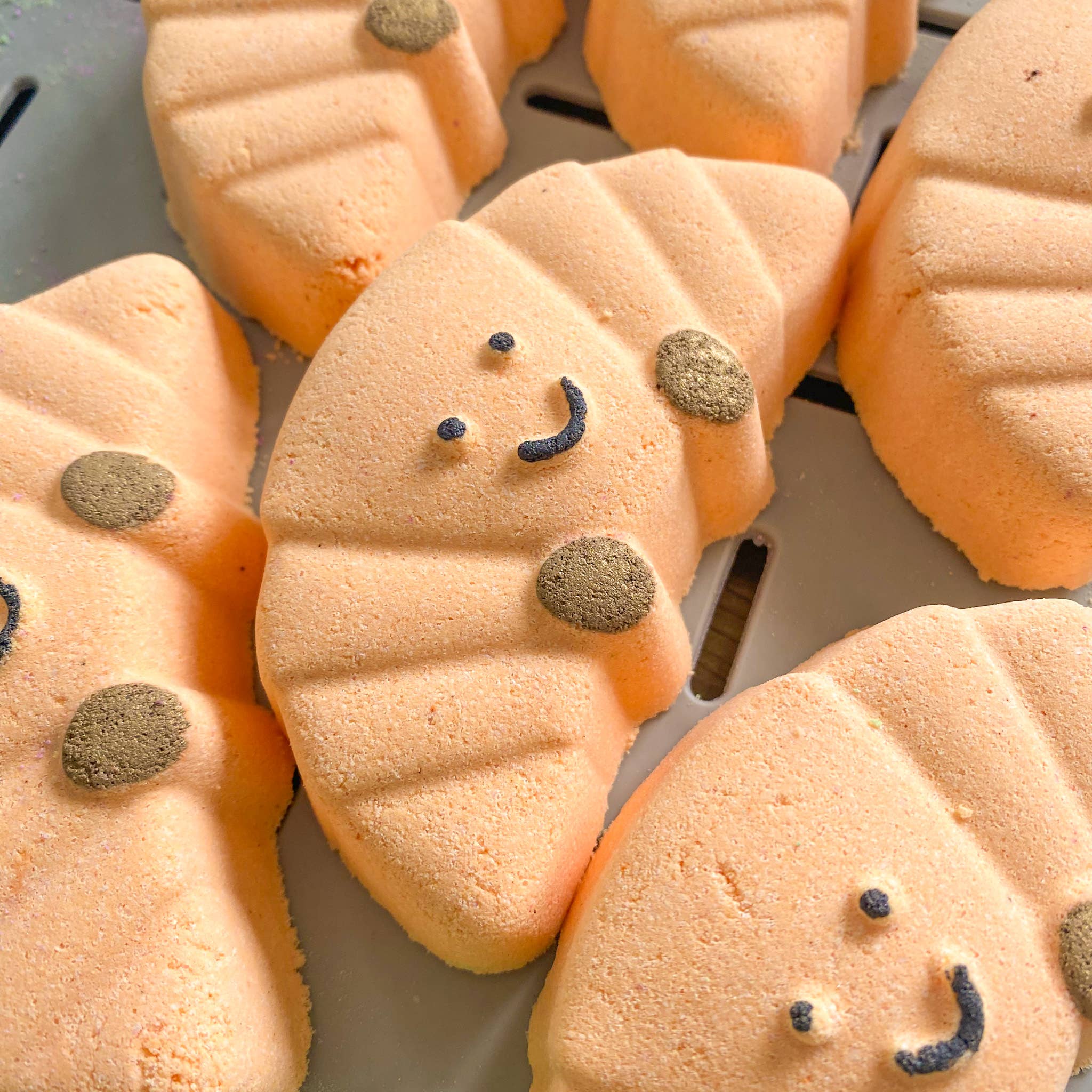 Bathe Enchanted – wholesale Bath bomb/fizz – Cute Croissant Bath Bomb1