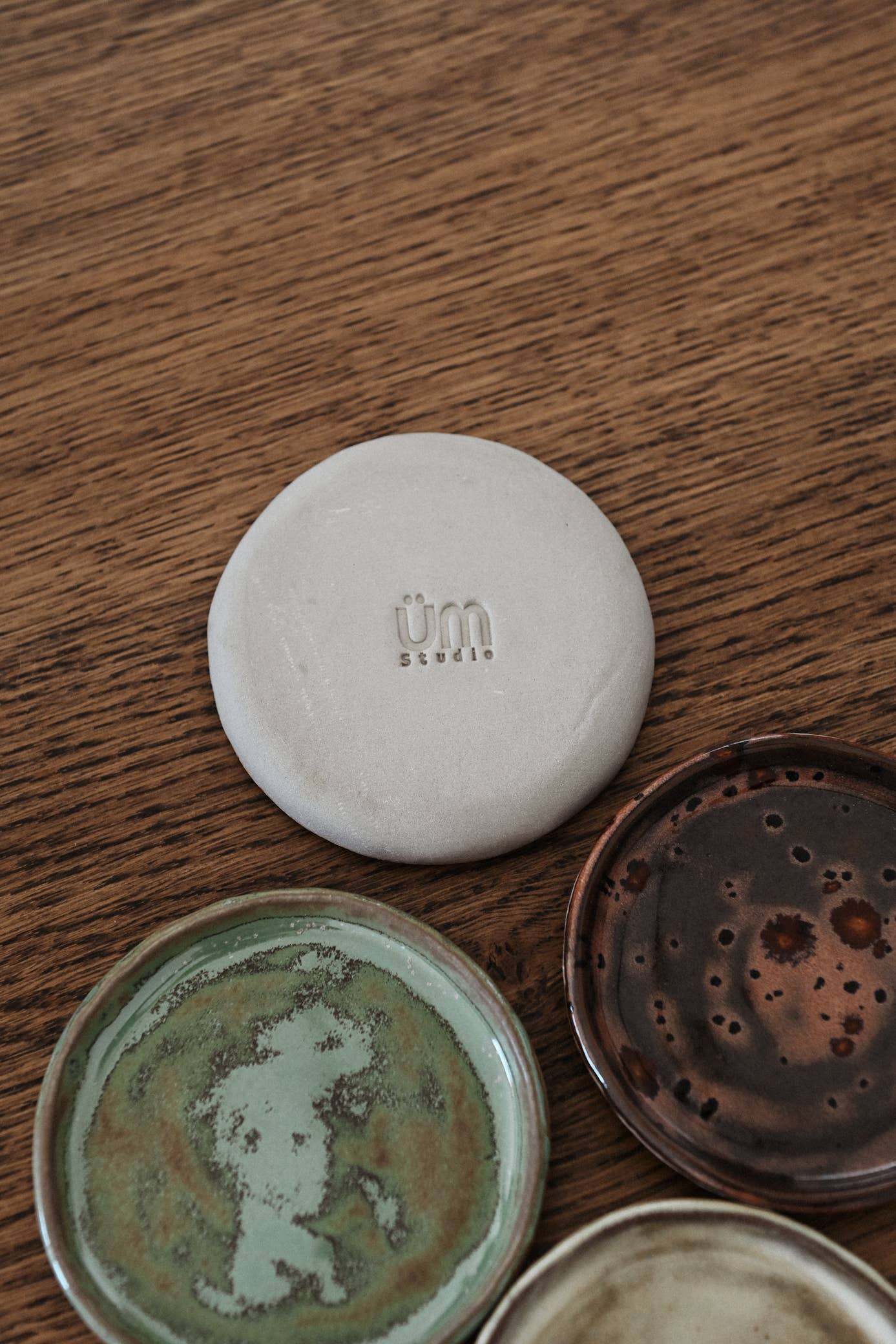 Studio ÜM – Großhandel Servierteller – Kleine handgefertigte Keramikplatten5