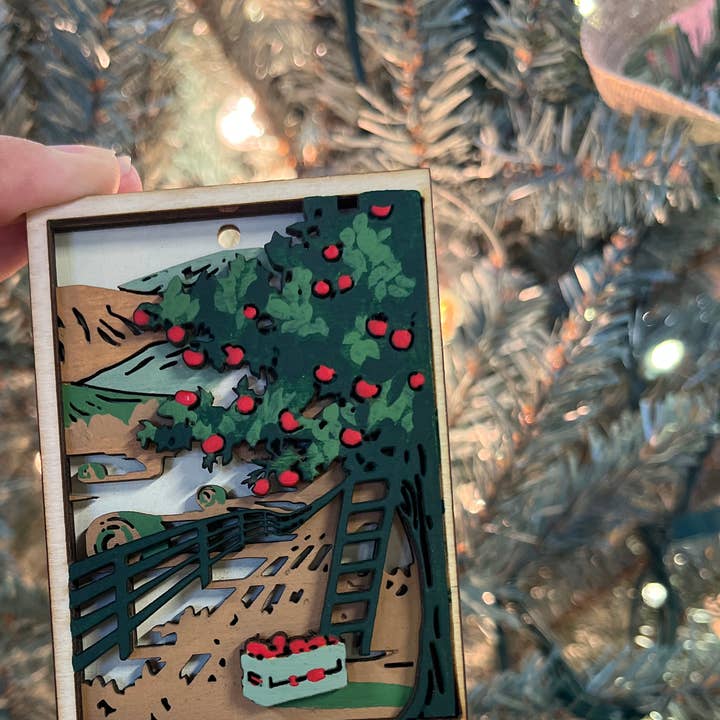 Adorno de madera pintada del norte de Nueva York | Recuerdo de Navidad para venta al por mayor de Lionheart Graphics