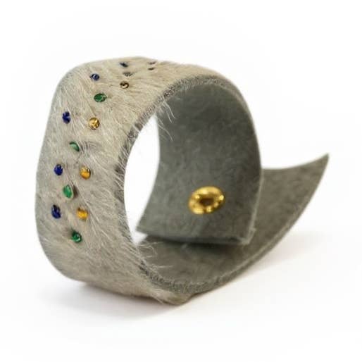 Bracelet en cuir de vache fait main - arc-en-ciel blanc pour la vente par Chanii B