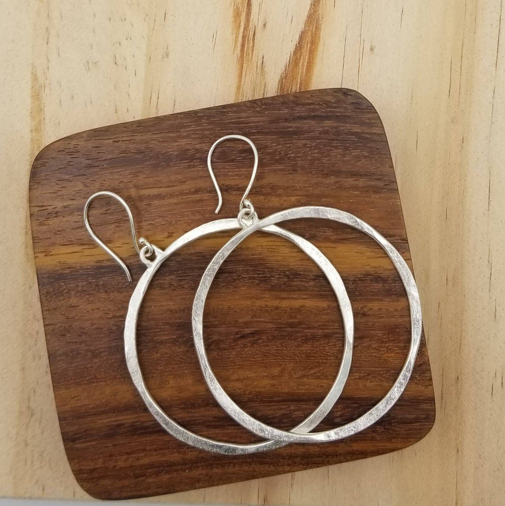 Dekko Trading - Vente Boucles d'oreilles pendantes - Créoles martelées Full Circle2