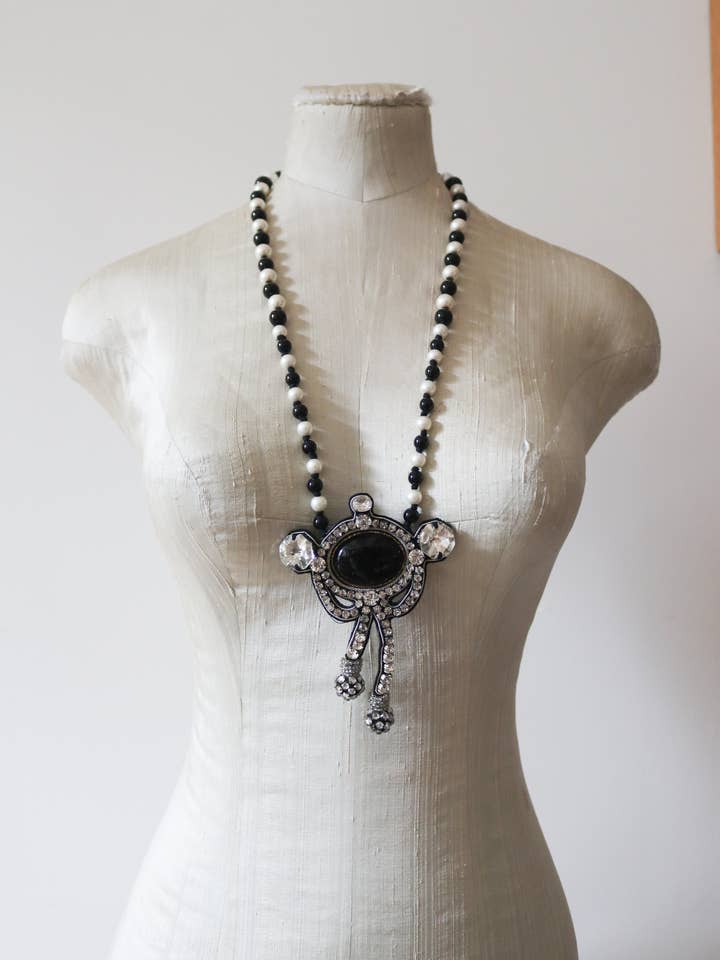 Collier pour la vente par Ranjana Khan