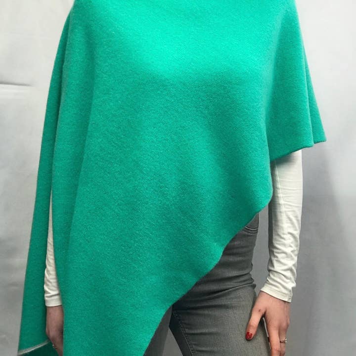 JBK Mehrwege-Sara-Schal in Ara-Grün mit Argentgrau für den Großhandel von Janet Byrne Knitwear