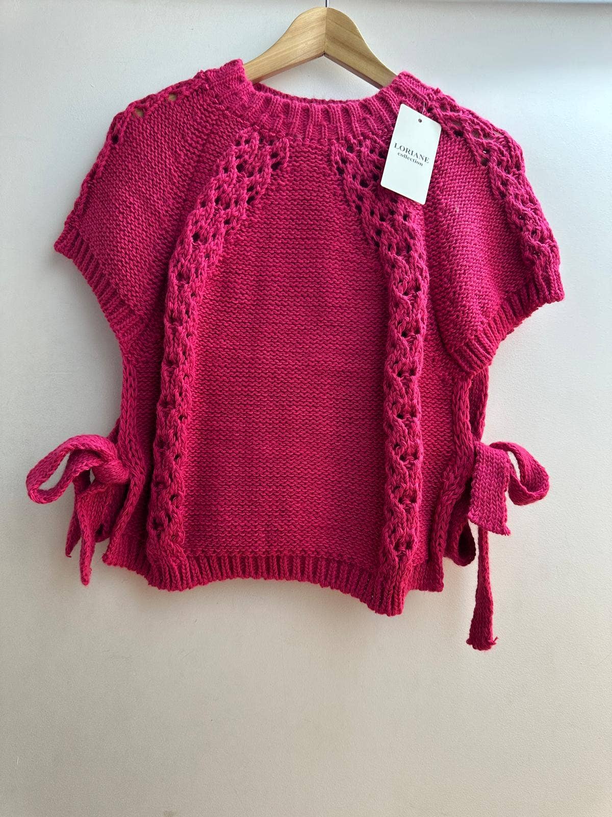 LORIANE - Vente Pull en maille – femme - 129 Pull Gilet/Ponchos
Deux nœuds à faire sur le côté5