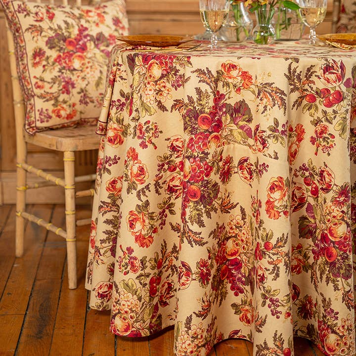 Nappe Ronde Récolte Abondante - Antique pour la vente par April Cornell