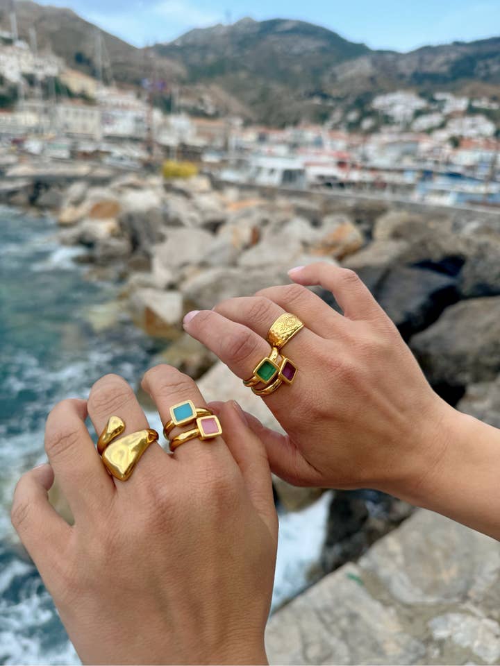 Anelli da donna in oro con smalti colorati, anelli sottili da sovrapporre, fasce in oro per la vendita all'ingrosso da parte di Christina Christi