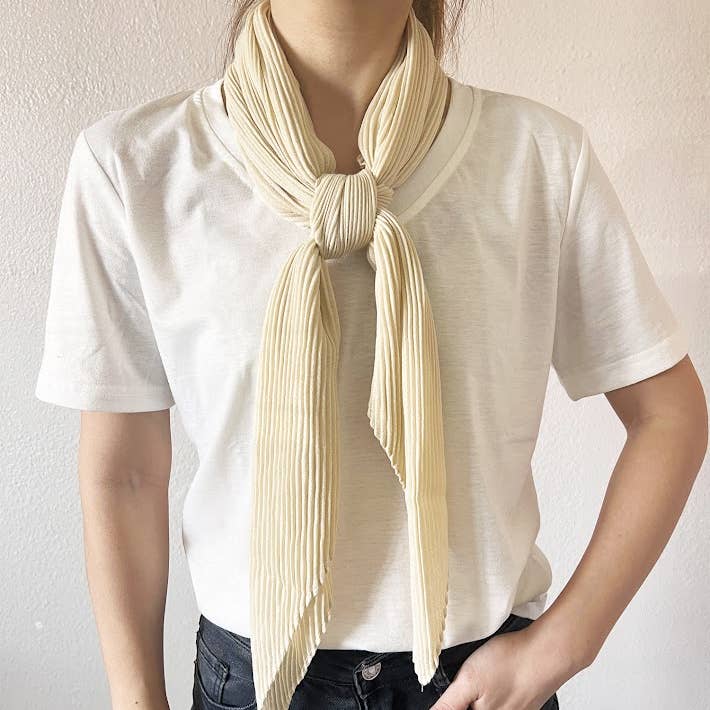 Elfenbenskrynklig veckad mjuk fyrkantig halsduk för wholesale av Fennco Styles