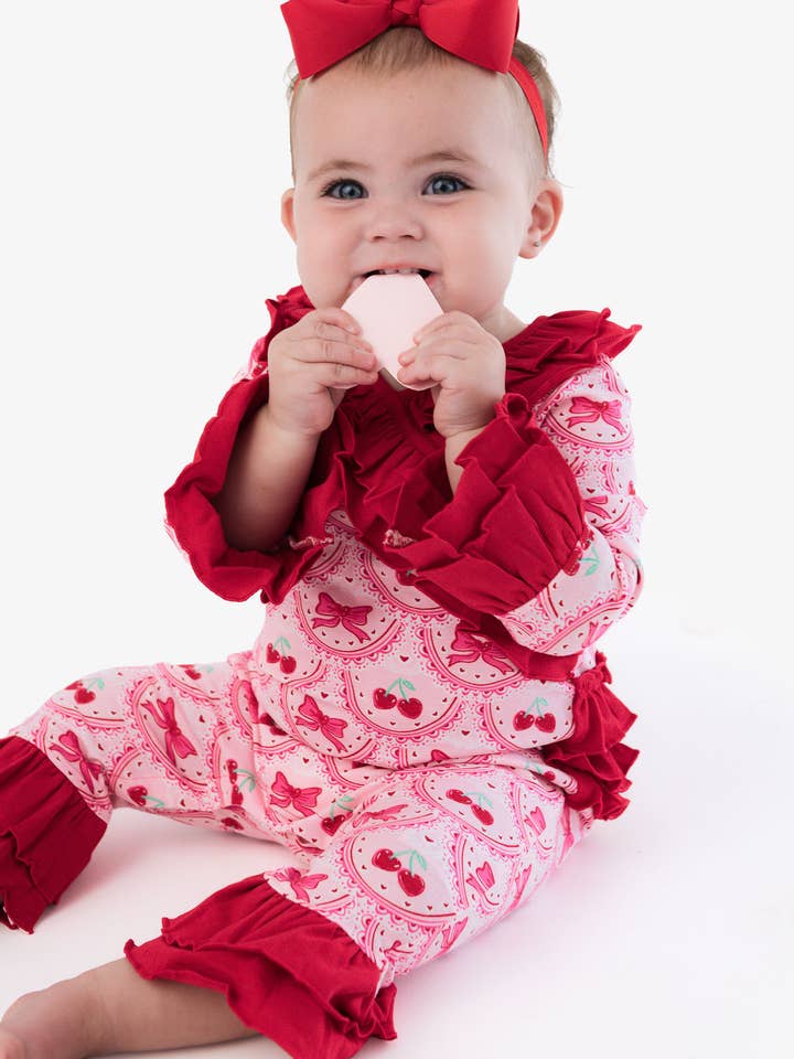 Combinaison à manches longues en tricot à volants "Je t'aime cerise beaucoup" pour bébé fille pour la vente par RuffleButts + RuggedButts