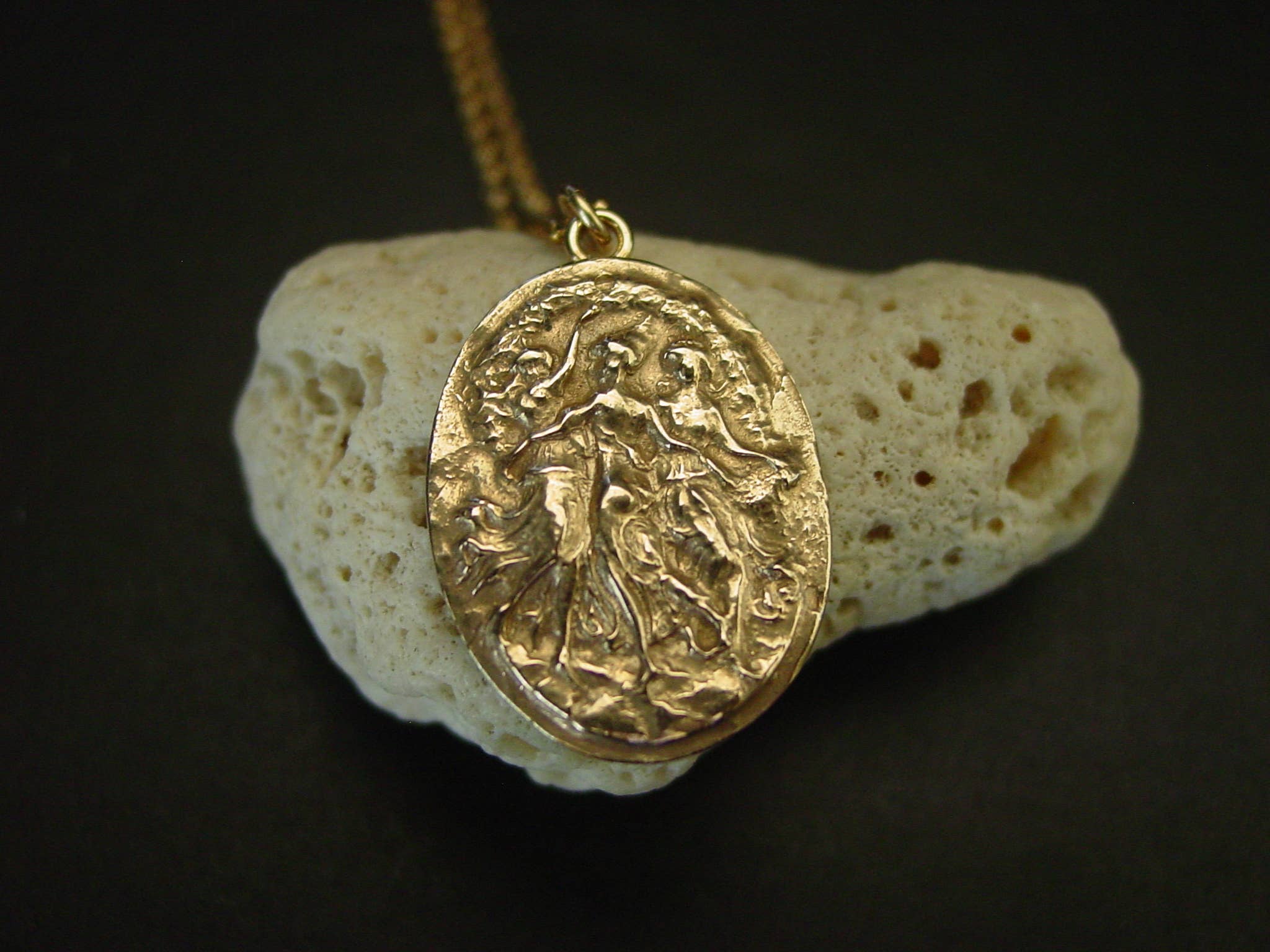 Vis a Vis Jewelry - Wholesale Pendant/Charm Necklace - The Three Graces Necklace0