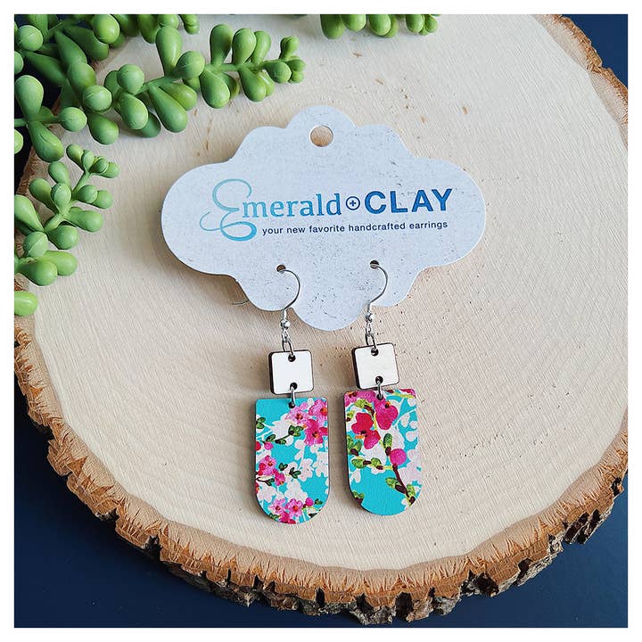 Orecchini pendenti in legno per la vendita all'ingrosso da parte di Emerald and Clay