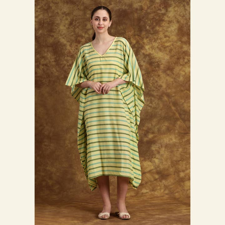 Robe Maxi Jaune Kaftan avec Rayures Vertes et Bleues – Vêtement d'Été Aéré et Vibrant pour la vente par HeritageModa