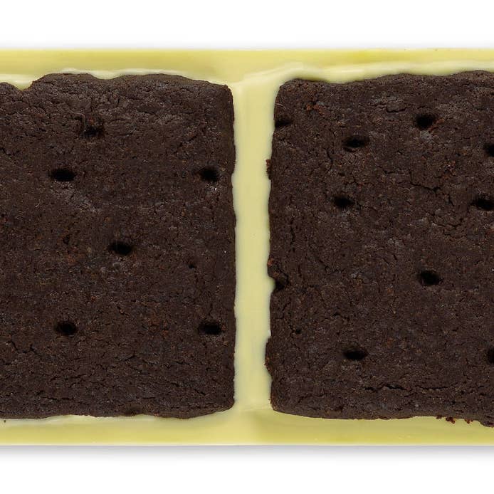 Omnom Chocolate by Choco Dealer - Vendita all'ingrosso Barretta di cioccolato - OMNOM - cioccolato bianco cremoso con cookies al cioccolato fondente1