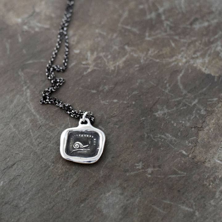 Plum and Posey - Vendita all'ingrosso Collana con ciondolo/pendaglio - Always at Home - Ciondolo a forma di lumaca3